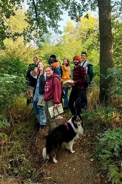Groep wandelaars met hond onderweg tijdens een Maashrooms-wandeling